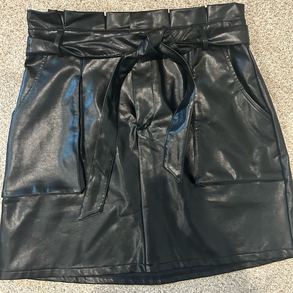 Gilli Faux Leather A-line Mini Skirt Size Large Never Worn - Picture 1 of 3